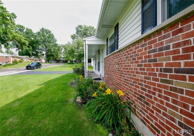 Photo 4 of Single Family Residence at 1315 Jeanne Hills Dr, Saint Louis, MO 63146 | MLS# MIS25040021 |  | Sold on 2025-09-23