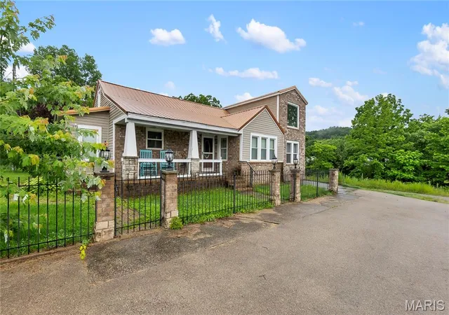 Photo 2 of Single Family Residence at 115 Whitener St, Marquand, MO 63655 | MLS# MIS25041359 | | Sold on 2026-01-05