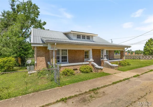 Photo 4 of Single Family Residence at 602 High St, Fredericktown, MO 63645 | MLS# MIS25042499 | | Sold on 2025-08-19