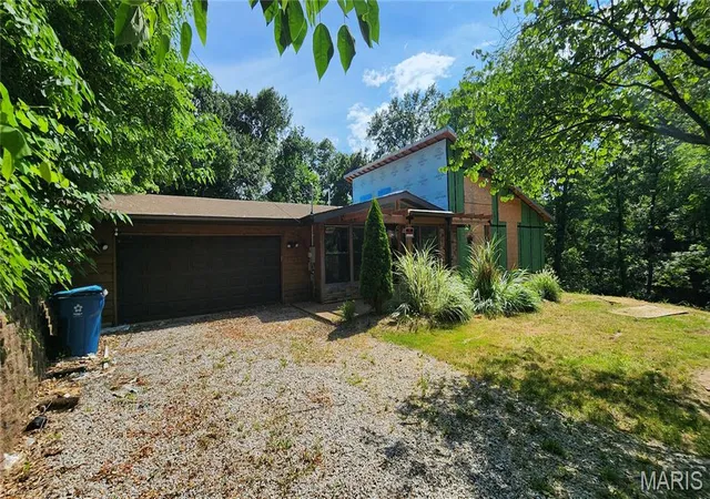 Photo 1 of Single family home for sale at 625 W Country Ln, Collinsville, IL 62234 | MLS# MIS25043395 | Listing updated on 2025-10-16