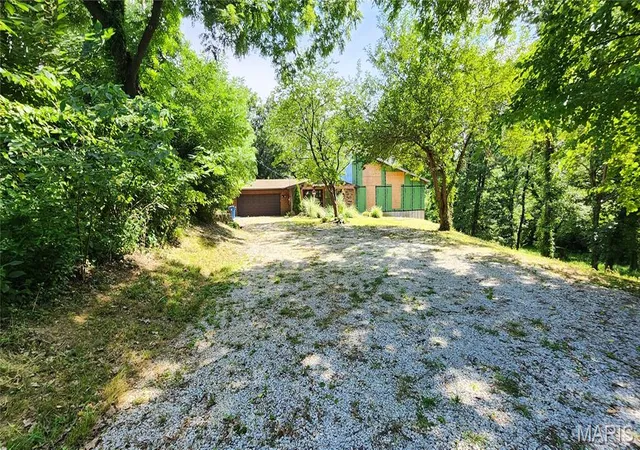 Photo 2 of Single family home for sale at 625 W Country Ln, Collinsville, IL 62234 | MLS# MIS25043395 | Listing updated on 2025-10-16