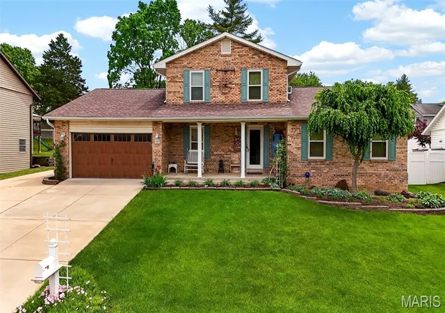 Photo 3 of Single family home for sale at 1422 Cobblestone Dr, Saint Charles, MO 63304 | MLS# MIS25043873 | Listing updated on 2026-06-26