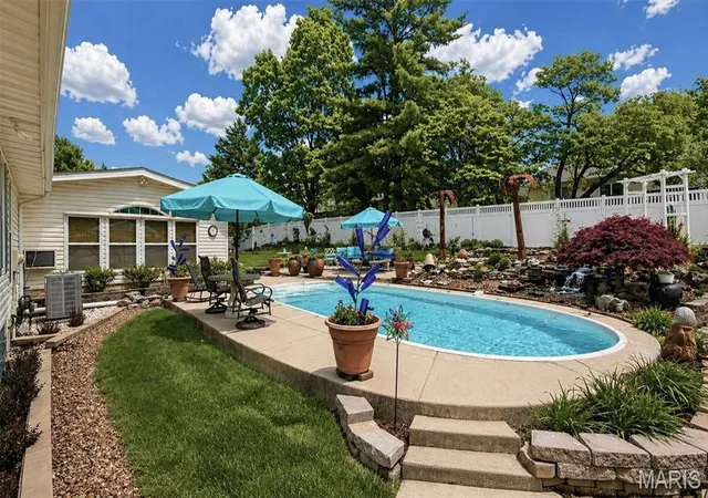 Photo 2 of Single family home for sale at 1422 Cobblestone Dr, Saint Charles, MO 63304 | MLS# MIS25043873 | Listing updated on 2026-06-26