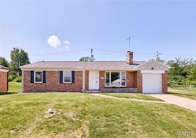 Single Family Residence at 8634 Mayflower Ct, Saint Louis, MO 63132 | MLS# MIS25046993 | | Sold on 2025-11-21