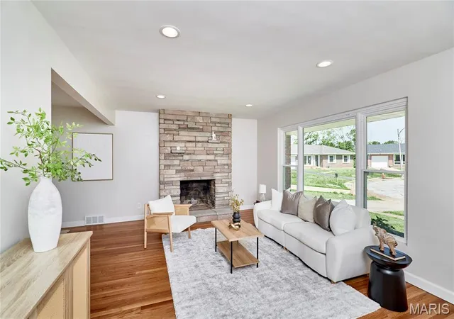 Photo 1 of Single Family Residence at 8634 Mayflower Ct, Saint Louis, MO 63132 | MLS# MIS25046993 | | Sold on 2025-11-21