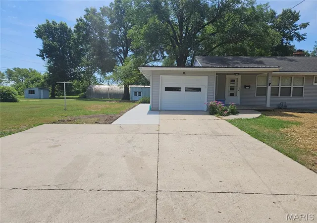 Photo 2 of Single Family Residence at 204 W Ford Street, Montgomery City, MO 63361 | MLS# MIS25047579 | | Sold on 2025-08-12