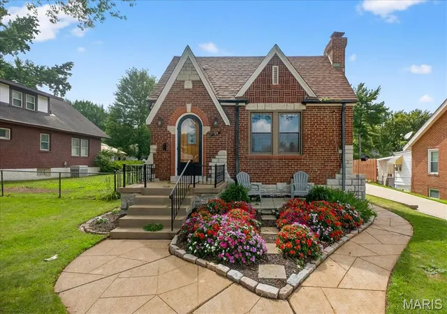 Photo 1 of Sale Pending at 25 Saint Charles Pl, Saint Louis, MO 63119 | MLS# MIS25048387 | Listing updated on 2025-08-19
