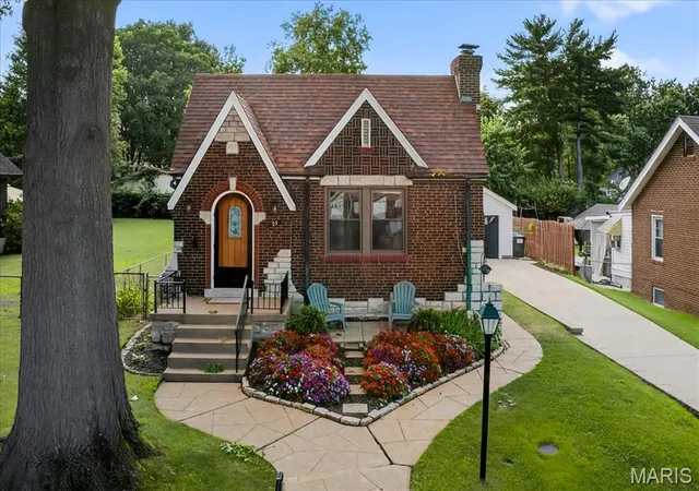 Photo 2 of Sale Pending at 25 Saint Charles Pl, Saint Louis, MO 63119 | MLS# MIS25048387 | Listing updated on 2025-08-19
