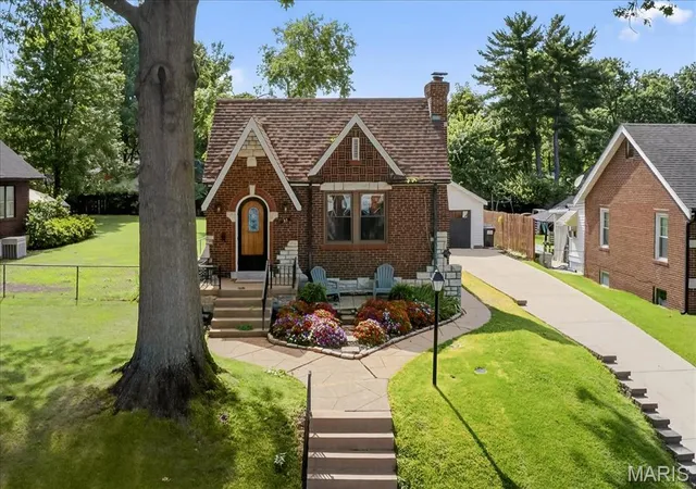 Photo 3 of Sale Pending at 25 Saint Charles Pl, Saint Louis, MO 63119 | MLS# MIS25048387 | Listing updated on 2025-08-19