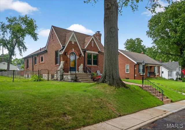 Photo 3 of Sale Pending at 25 Saint Charles Pl, Saint Louis, MO 63119 | MLS# MIS25048387 | Listing updated on 2025-08-19
