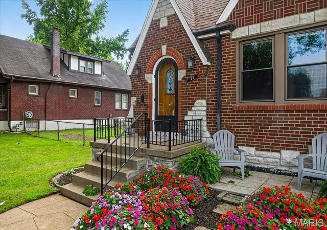 Photo 4 of Sale Pending at 25 Saint Charles Pl, Saint Louis, MO 63119 | MLS# MIS25048387 | Listing updated on 2025-08-19
