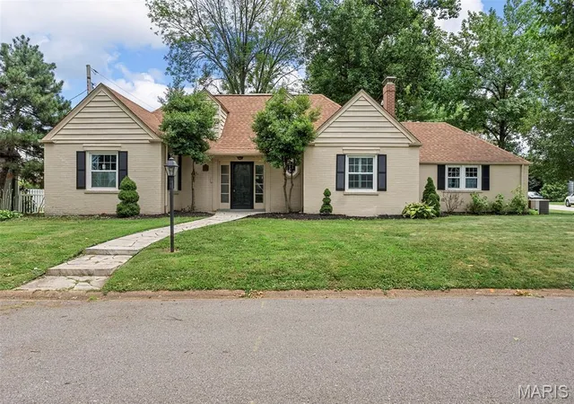Photo 1 of Single Family Residence at 49 Hanley Downs, Saint Louis, MO 63117 | MLS# MIS25049251 | | Sold on 2025-09-18