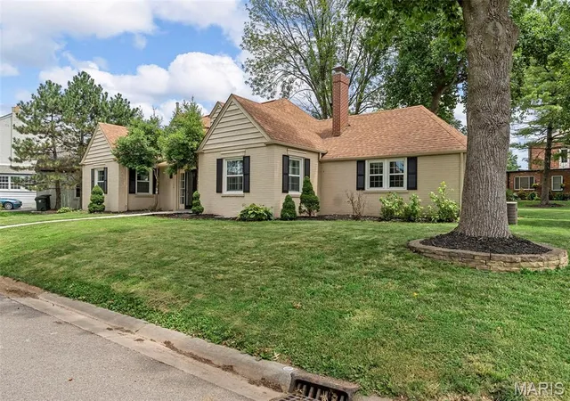 Photo 2 of Single Family Residence at 49 Hanley Downs, Saint Louis, MO 63117 | MLS# MIS25049251 | | Sold on 2025-09-18