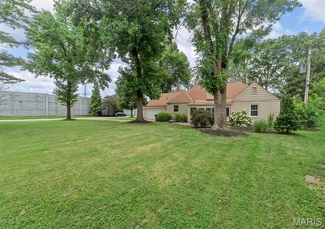 Photo 4 of Single Family Residence at 49 Hanley Downs, Saint Louis, MO 63117 | MLS# MIS25049251 | | Sold on 2025-09-18