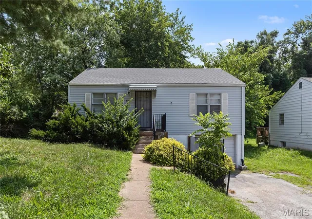2nd image of 326 Atwater Ave, Saint Louis, MO 63135 | MLS# MIS25050096