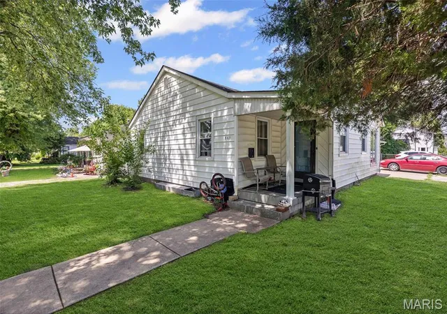 Single family home for sale at 861 Pershing Blvd, East Saint Louis, IL 62203 | MLS# MIS25050485 | Listing updated on 2025-10-27