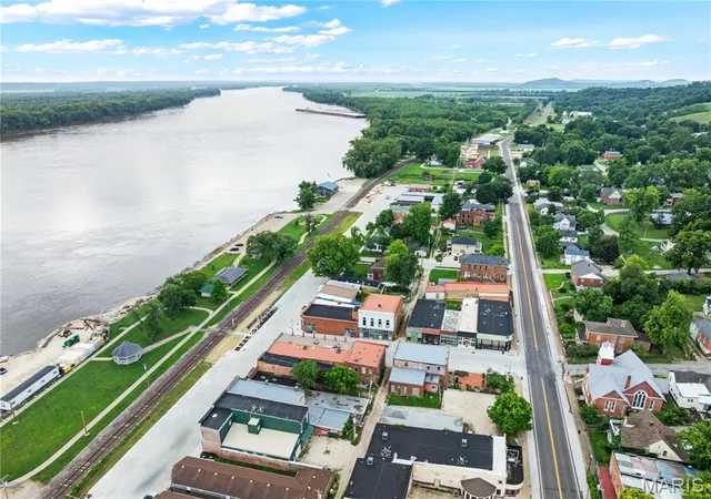 Homes for sale in Clarksville, MO | 101 N 1St St, Clarksville, MO 63336 | MLS# MIS25051400