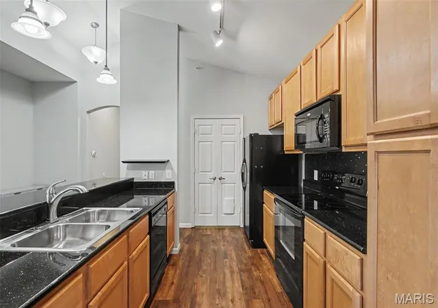 Listing Photo 3 - Condo for sale in building located at 39 Kassebaum Ln, St. Louis, MO 63129 - Unit #305