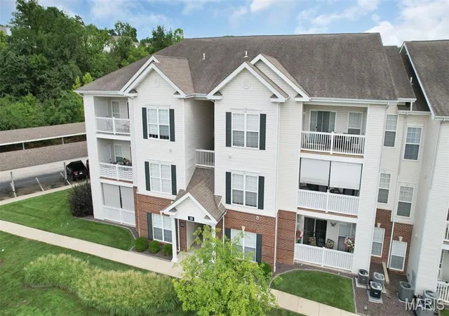 Photo 3 of Condo for sale at 39 Kassebaum Ln #305, St Louis, MO 63129 | MLS# MIS25052090 | Listing updated on 2026-09-19