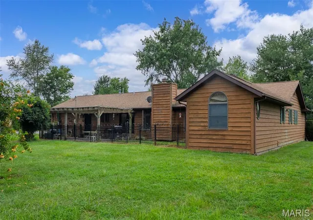 Single Family Residence at 1104 Summerfield Rd, Saint Jacob, IL 62281 | MLS# MIS25052853 | | Sold on 2025-09-26