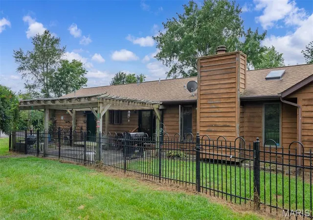 Photo 2 of Single Family Residence at 1104 Summerfield Rd, Saint Jacob, IL 62281 | MLS# MIS25052853 | | Sold on 2025-09-26