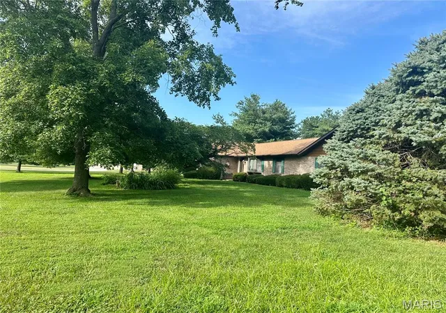 Photo 3 of Single Family Residence at 1104 Summerfield Rd, Saint Jacob, IL 62281 | MLS# MIS25052853 | | Sold on 2025-09-26