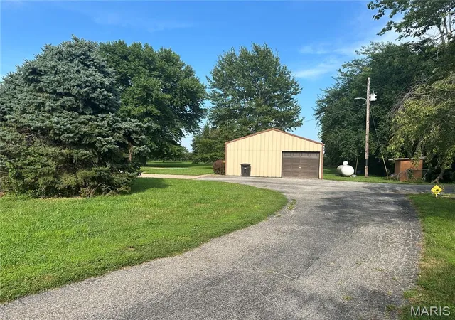 Photo 4 of Single Family Residence at 1104 Summerfield Rd, Saint Jacob, IL 62281 | MLS# MIS25052853 | | Sold on 2025-09-26