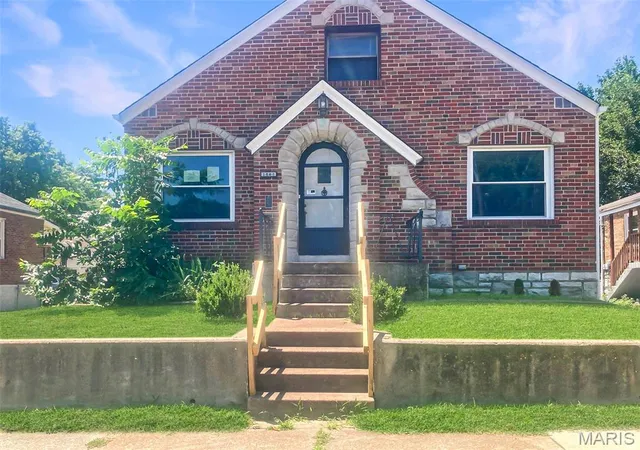 Single Family Residence at 3806 Bayless Ave, Saint Louis, MO 63125 | MLS# MIS25052927 | | Sold on 2025-09-29
