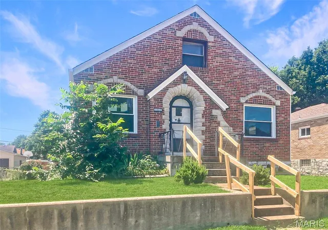 Photo 1 of Single Family Residence at 3806 Bayless Ave, Saint Louis, MO 63125 | MLS# MIS25052927 | | Sold on 2025-09-29