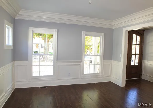 Photo 3 of Sale Pending at 420 W Rose Hill Ave, Saint Louis, MO 63122 | MLS# MIS25055060 | Listing updated on 2025-11-21