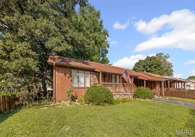 Photo 3 of Single family home for sale at 145 Victory Dr, East Alton, IL 62024 | MLS# MIS25056005 | Listing updated on 2025-10-15