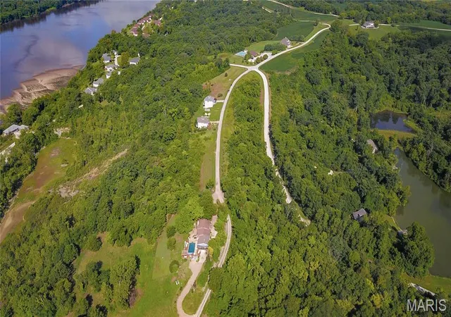 4th image of 204 Quarry Rd, Golden Eagle, IL 62036 | MLS# MIS25057011