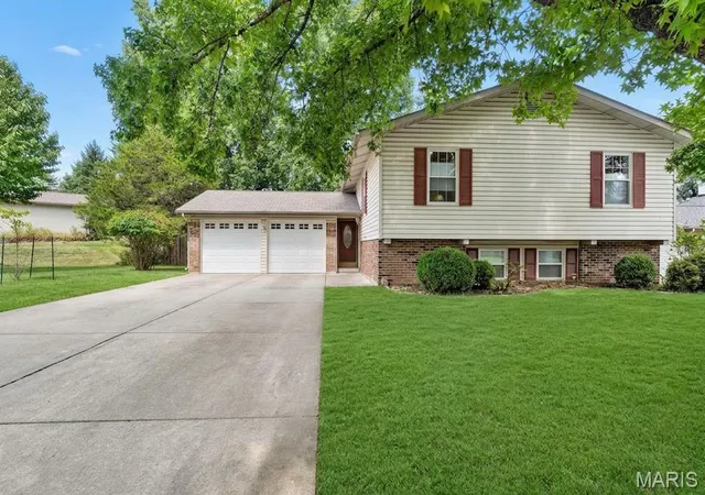 Photo 1 of Single family home for sale at 12177 Rain Holw Ct, Maryland Heights, MO 63043 | MLS# MIS25057069 | Listing updated on 2026-09-25