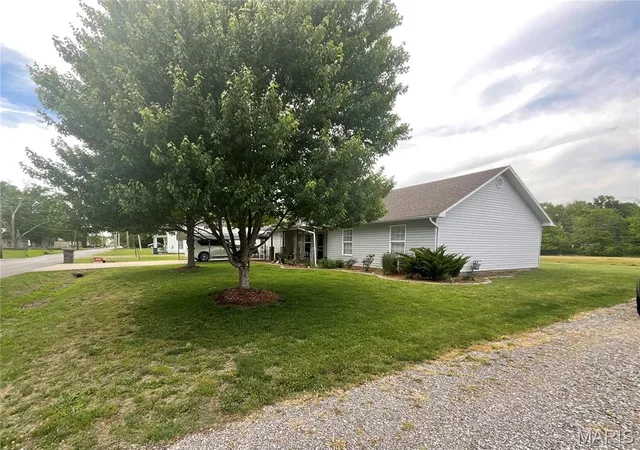 Photo 3 of Single family home for sale at 1880 Mary St, Scott City, MO 63780 | MLS# MIS25058657 | Listing updated on 2026-10-12
