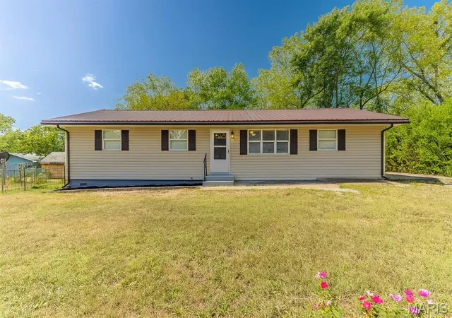 Photo 1 of Single Family Residence at 211 S Boyd St, Conway, MO 65632 | MLS# MIS25058995 | | Sold on 2025-11-18
