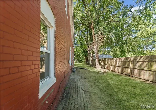 4th image of 619 E Mckinley St, Belleville, IL 62220 | MLS# MIS25059093
