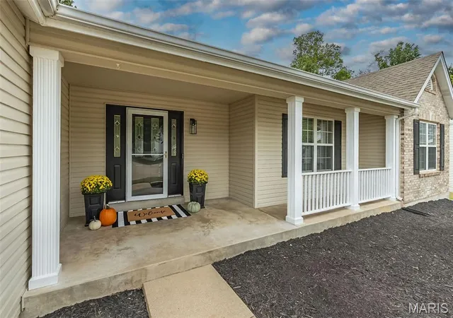 Photo 1 of Single Family Residence at 1094 Treeshade Dr, Saint Peters, MO 63376 | MLS# MIS25061400 | | Sold on 2025-10-02
