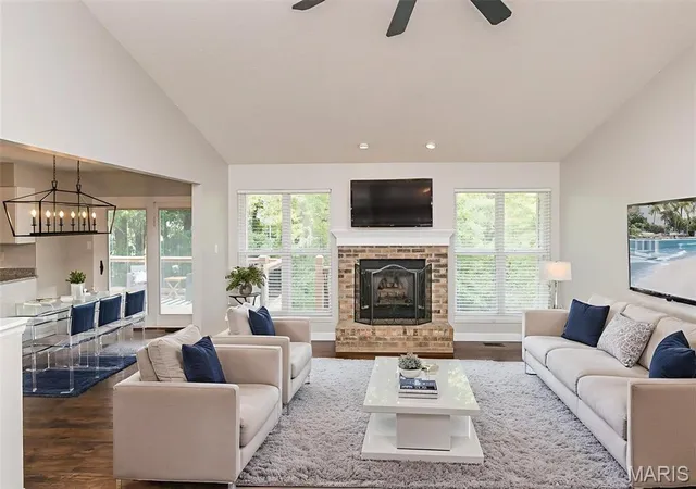 Photo 2 of Single Family Residence at 1094 Treeshade Dr, Saint Peters, MO 63376 | MLS# MIS25061400 | | Sold on 2025-10-02
