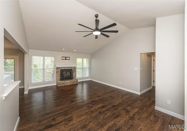 Photo 3 of Single Family Residence at 1094 Treeshade Dr, Saint Peters, MO 63376 | MLS# MIS25061400 | | Sold on 2025-10-02