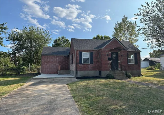 Photo 1 of Single Family Residence at 308 E Jefferson Ave, Owensville, MO 65066 | MLS# MIS25061463 |  | Sold on 2025-10-07