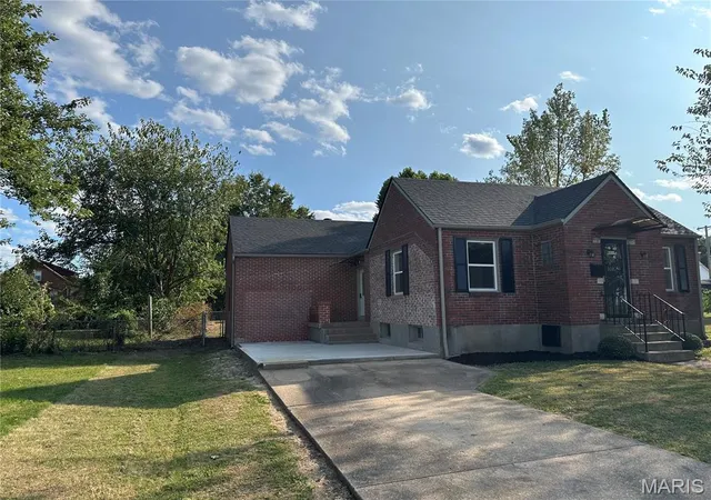 Photo 2 of Single Family Residence at 308 E Jefferson Ave, Owensville, MO 65066 | MLS# MIS25061463 |  | Sold on 2025-10-07