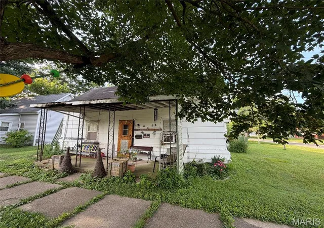 1st image of 623 W 2nd St, St Elmo, IL 62458 | MLS# MIS25061501