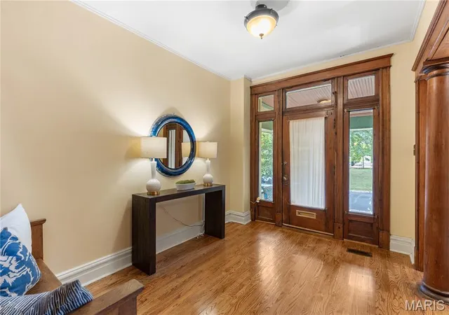 Photo 2 of Single Family Residence at 29 Benton Pl, Saint Louis, MO 63104 | MLS# MIS25061538 |  | Sold on 2025-11-21