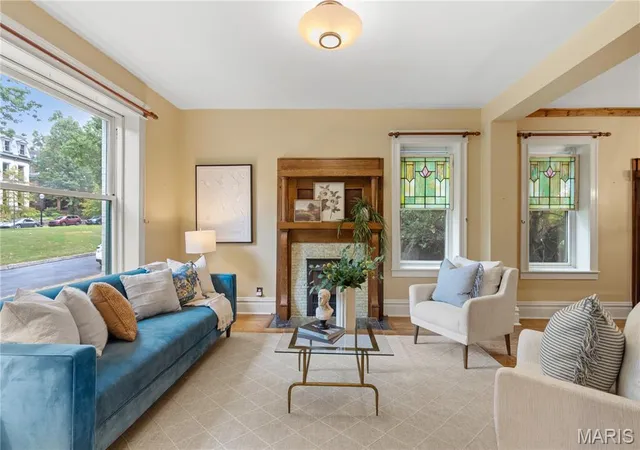 Photo 3 of Single Family Residence at 29 Benton Pl, Saint Louis, MO 63104 | MLS# MIS25061538 |  | Sold on 2025-11-21