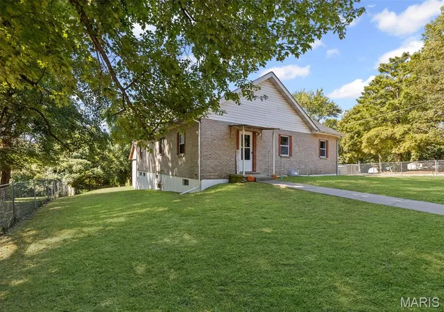 1st image of 400 Conniston Dr, Belleville, IL 62223 | MLS# MIS25061817