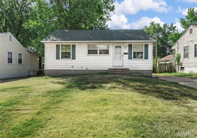 Single Family Residence at 416 Midlothian Rd, Saint Louis, MO 63137 | MLS# MIS25062142 | | Sold on 2025-11-25
