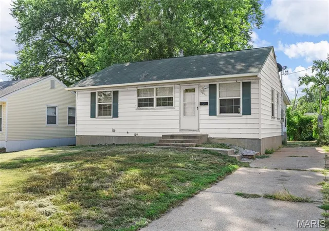 Photo 1 of Single Family Residence at 416 Midlothian Rd, Saint Louis, MO 63137 | MLS# MIS25062142 | | Sold on 2025-11-25