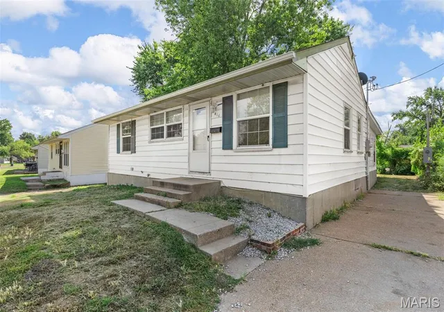 Photo 2 of Single Family Residence at 416 Midlothian Rd, Saint Louis, MO 63137 | MLS# MIS25062142 | | Sold on 2025-11-25