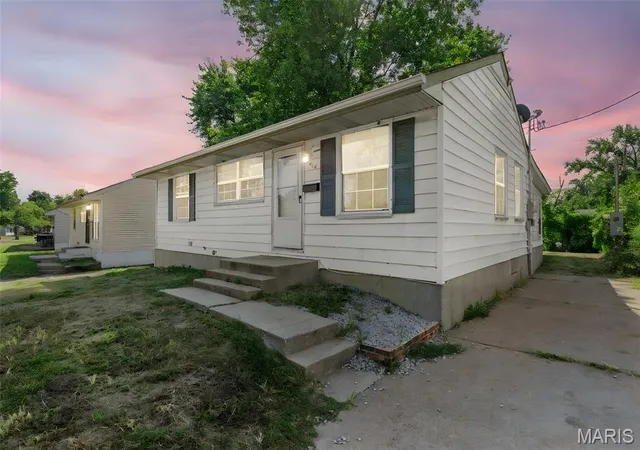 Photo 3 of Single Family Residence at 416 Midlothian Rd, Saint Louis, MO 63137 | MLS# MIS25062142 | | Sold on 2025-11-25
