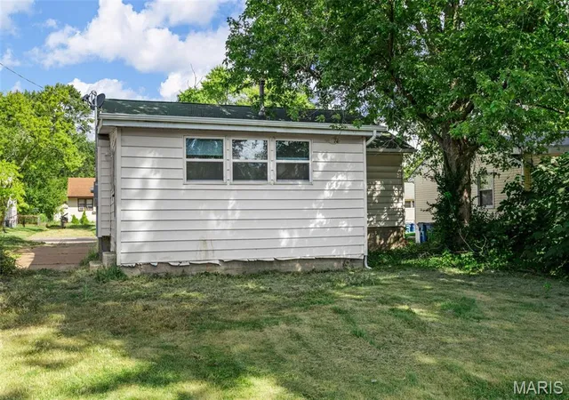 Photo 4 of Single Family Residence at 416 Midlothian Rd, Saint Louis, MO 63137 | MLS# MIS25062142 | | Sold on 2025-11-25